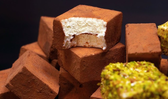 Чоловік голими руками заліз в контейнер з цукерками в магазині – що вирішив суд