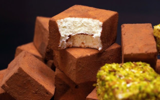 Чоловік голими руками заліз в контейнер з цукерками в магазині – що вирішив суд