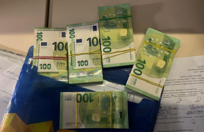 Закарпатская таможня изъяла у мужчины незадекларированную валюту почти на 1 млн грн