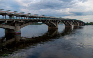 У Києві на вихідних частково обмежать рух мостом Метро