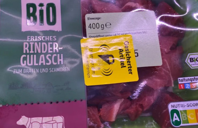 В супермаркетах Германии начали ставить защиту от краж на мясо, рыбу и суши