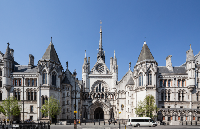 У Британії чоловік переслідував юрфірму і вимагав £1,8 млн — втрутився суд