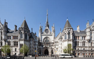 У Британії чоловік переслідував юрфірму і вимагав £1,8 млн — втрутився суд