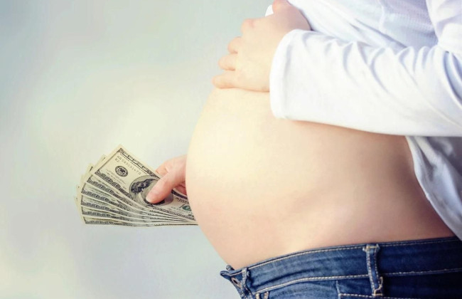 Британка вимагає компенсацію від експартнера за «втрачені роки для материнства»