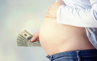 Британка вимагає компенсацію від експартнера за «втрачені роки для материнства»