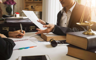 Британського юриста повністю виправдали у справі про неправдиві дані щодо витрат