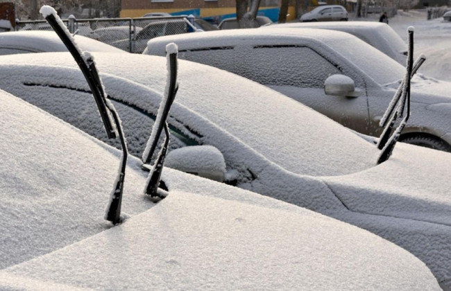 Експерти пояснили, чому зимою не варто залишати автомобіль з піднятими двірниками на ніч