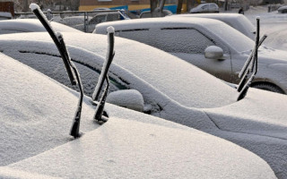 Експерти пояснили, чому зимою не варто залишати автомобіль з піднятими двірниками на ніч