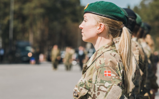 Дания запускает военную лотерею для девушек: 18-летних впервые включают в призыв