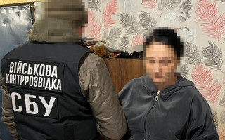 СБУ задержала агентку ГРУ РФ, которая устанавливала «ретрансляторы» для навигации российских дронов и ракет в Сумской области