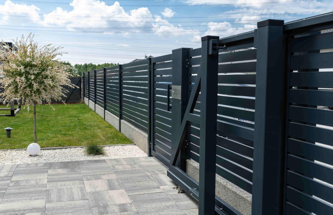 Огорожі й асфальтові майданчики не підлягають податку на нерухомість — Верховний Суд