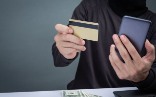Чи можна передавати свої банківські картки іншим людям – поліція попереджає