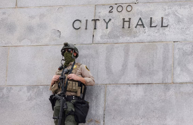 Администрация Трампа подала в суд на запрет масок для правоохранителей