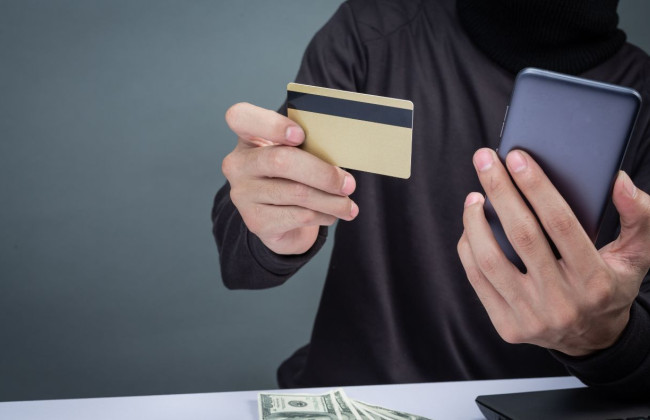 Чи можна передавати свої банківські картки іншим людям – поліція попереджає
