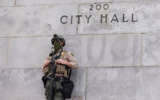 Администрация Трампа подала в суд на запрет масок для правоохранителей