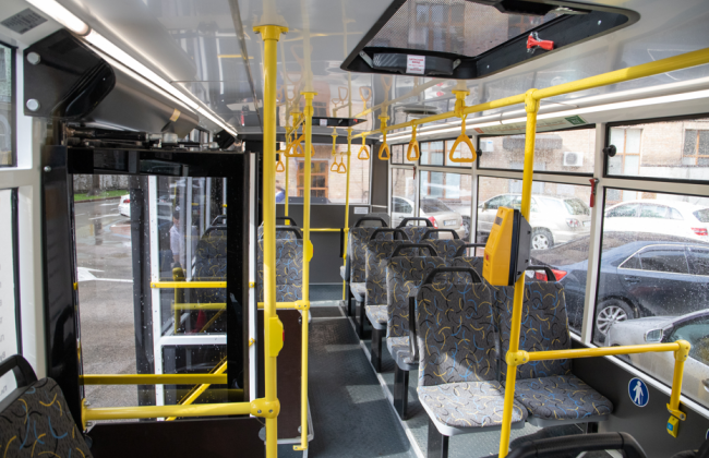 У Києві під час повітряної тривоги обмежуватимуть рух Південним мостом: як курсуватиме транспорт