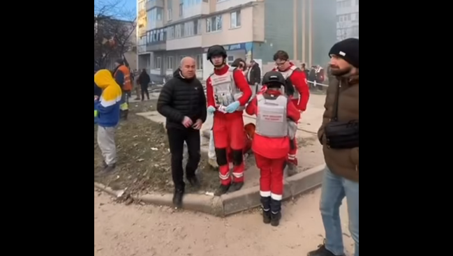 Атака РФ на Тернопіль: мер міста показав відео з місця пошкодженої багатоповерхівки