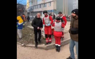Атака РФ на Тернополь: мэр города показал видео с места поврежденной многоэтажки