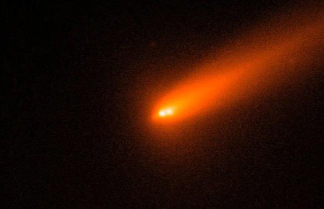 Астрономы зафиксировали распад кометы при приближении к Солнцу – видео