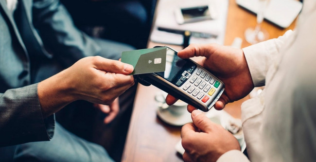 Безготівкові платежі українців зросли майже на 10%