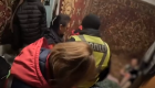 В Ровно женщина убирала в квартире и застряла в диване — вызвали спасателей, фото