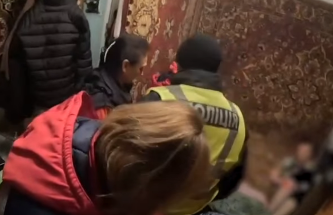 В Ровно женщина убирала в квартире и застряла в диване — вызвали спасателей, фото