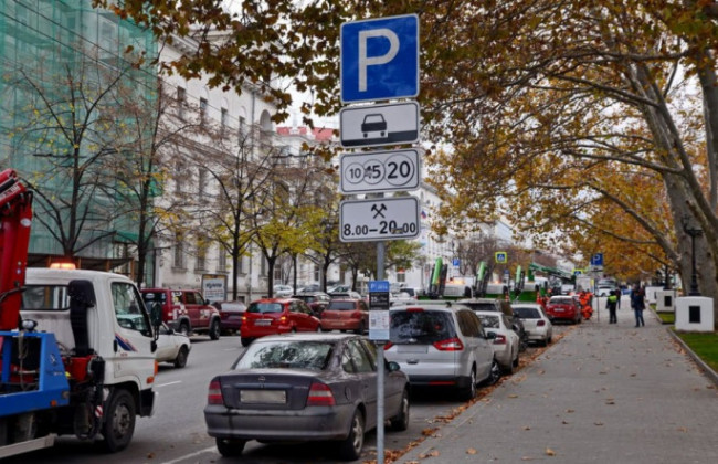 Чому водії в Києві масово порушують правила паркування: міська влада назвала 4 причини