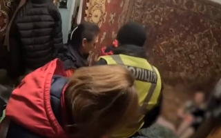 В Ровно женщина убирала в квартире и застряла в диване — вызвали спасателей, фото