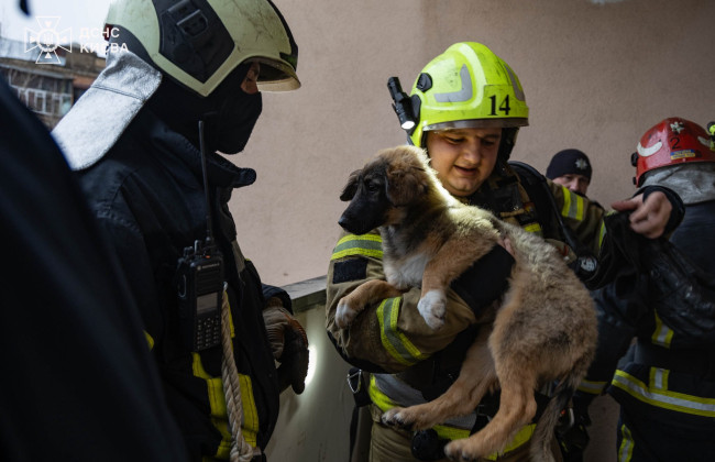 У центрі Києва сталася пожежа в багатоповерхівці: причиною міг стати вибух зарядної станції, фото