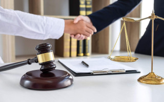 Британские юристы: празднование побед клиентов может обернуться проблемами для профессии