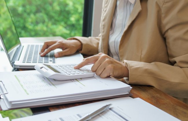 До якої дати юрособам потрібно сплатити податок на нерухомість — 29 чи 30 число після звітного кварталу