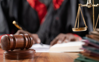Британии судью наказали за ненормативную лексику во время рассмотрения дела