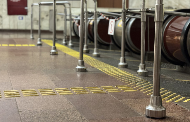 У метро Києва з’явилися тактильні індикатори – для чого вони, фото