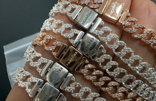 Київська митниця «перехопила» два відправлення з контрафактними прикрасами PANDORA