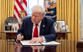 Дело Эпштейна: Трамп подписал закон о рассекречивании всех файлов