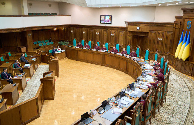 КСУ розпочав розгляд справи щодо конституційності заборони усиновлення для осіб із певними судимостями