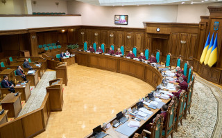 КСУ розпочав розгляд справи щодо конституційності заборони усиновлення для осіб із певними судимостями