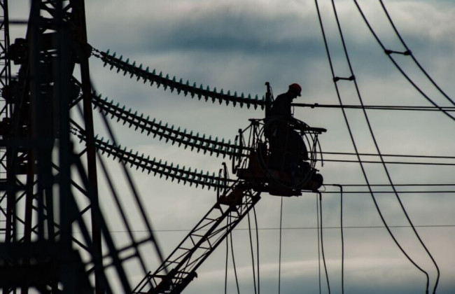 Из-за ночных обстрелов россиян и непогоды, есть обесточивание в трех областях, — Укрэнерго