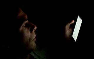 Использование смартфона ночью может повышать склонность взрослых к суицидальным мыслям, — ученые