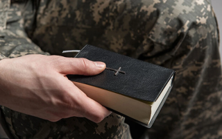 Релігійні переконання не дозволяють брати зброю — суд розглядає справу мобілізованого Свідка Єгови, який вчинив СЗЧ