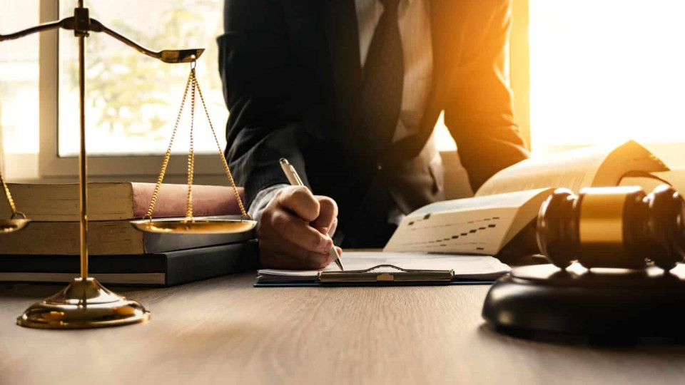 В Великобритании адвокат избежал наказания за вымышленные судебные дела в документах
