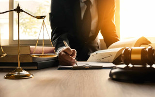 У Британії адвокат уникнув покарання за вигадані судові справи в документах