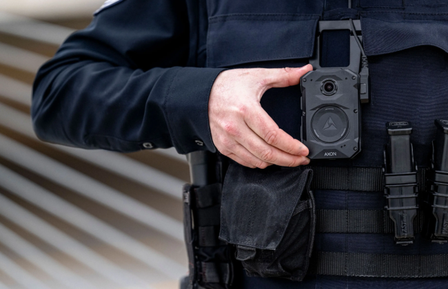 Не передавал видео с бодикамер — в Британии руководителя полиции оштрафовали за невыполнение судебного приказа