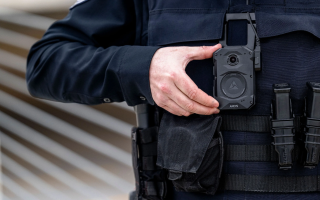 Не передавал видео с бодикамер — в Британии руководителя полиции оштрафовали за невыполнение судебного приказа