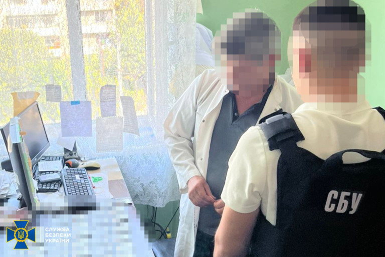 На Закарпатье врач-инфекционист организовал схему для уклонистов