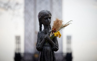 Свеча памяти в окне: 22 ноября в Украине чтят жертв Голодоморов