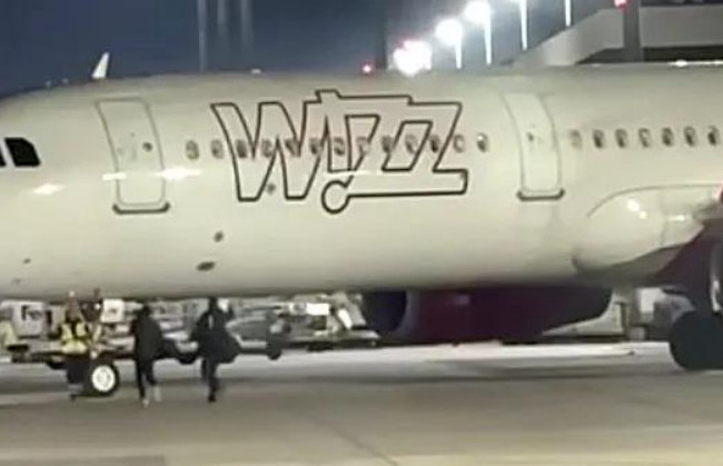 В Германии пассажиры выбежали на взлетную площадку, пытаясь догнать самолет