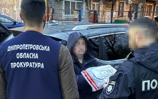 Переправляли через кордон за 20 тисяч доларів: у Дніпрі двом чоловікам оголосили підозру