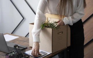 Як звільнити працівника при скороченні, якщо він хворіє