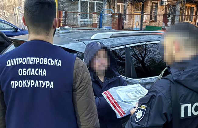 Переправляли через границу за 20 тысяч долларов: в Днепре двоим мужчинам объявили о подозрении